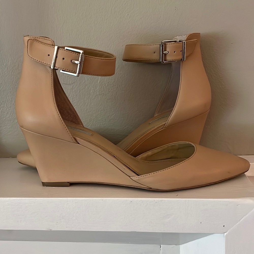 BCBG generation nude wedge size 9